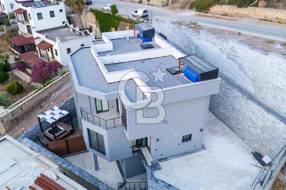Bodrum Adabükü'nde Bahçeli ve Sıfır Tripleks Villa