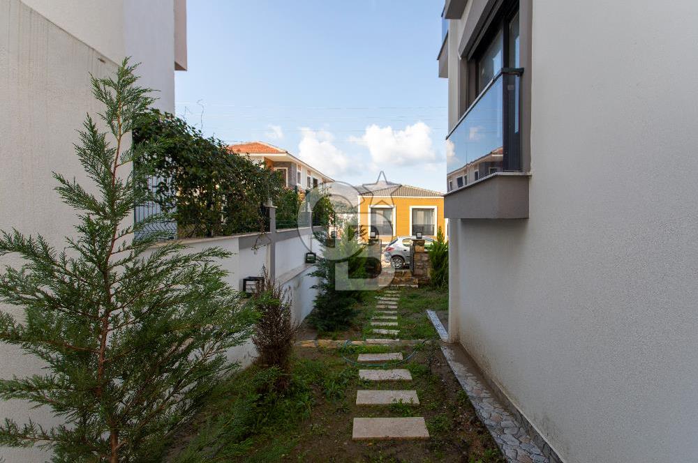 Yenifoça Mustafa Kemal Atatürk Mah. Satılık 4+1 Villa