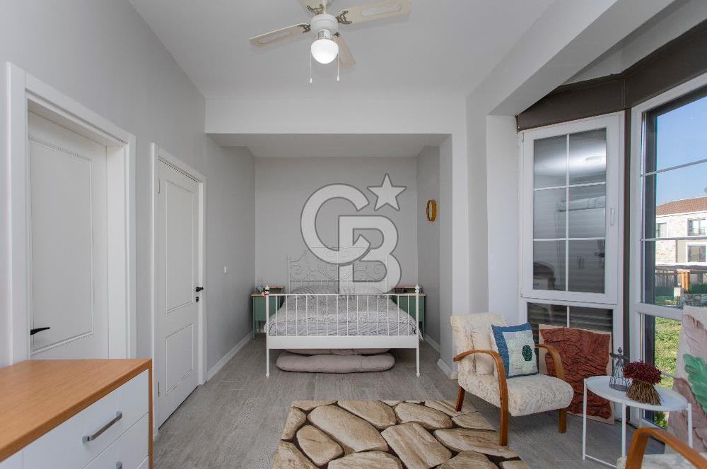 Foça Villalar Bölgesinde Eşyalı Satılık 4+1 Villa