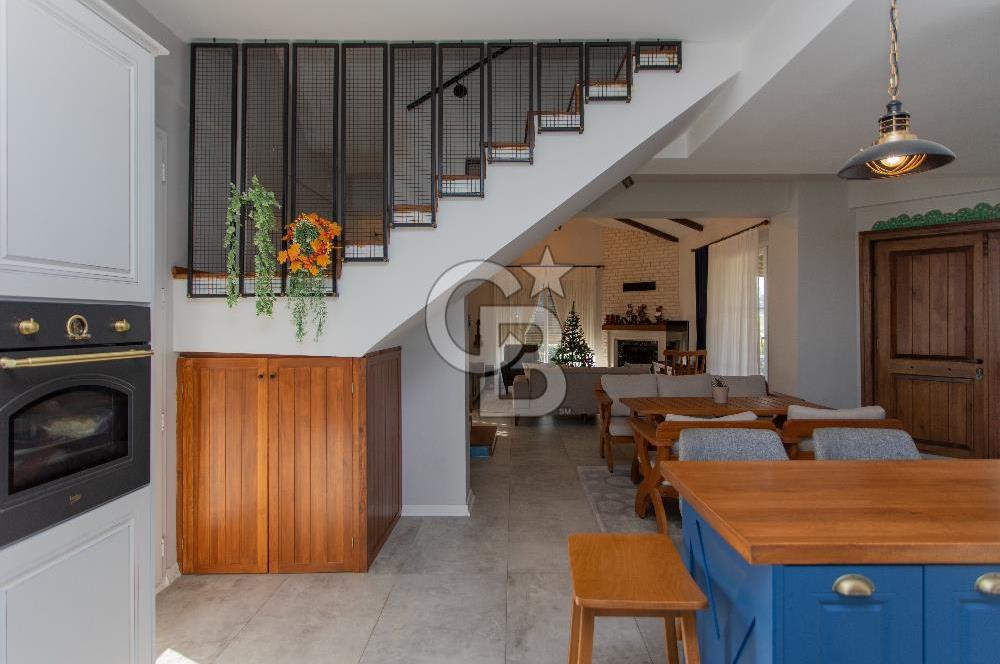 Foça Villalar Bölgesinde Eşyalı Satılık 4+1 Villa