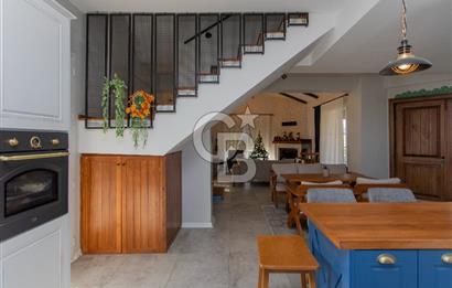 Foça Villalar Bölgesinde Eşyalı Satılık 4+1 Villa