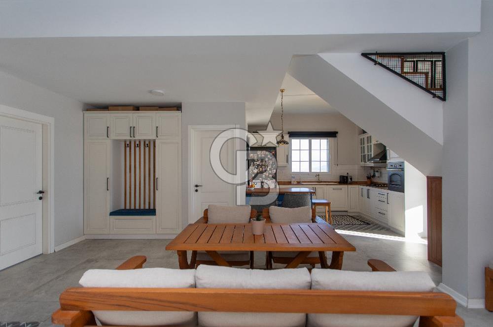 Foça Villalar Bölgesinde Eşyalı Satılık 4+1 Villa