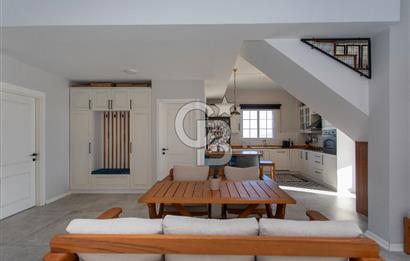 Foça Villalar Bölgesinde Eşyalı Satılık 4+1 Villa