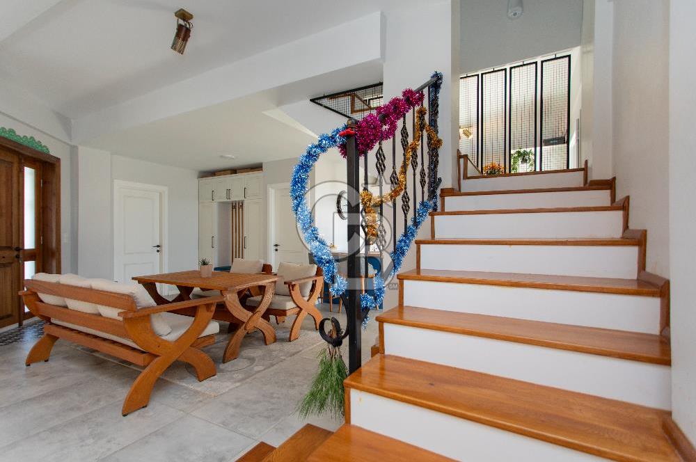 Foça Villalar Bölgesinde Eşyalı Satılık 4+1 Villa