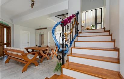 Foça Villalar Bölgesinde Eşyalı Satılık 4+1 Villa