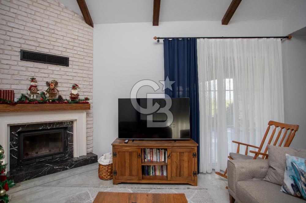 Foça Villalar Bölgesinde Eşyalı Satılık 4+1 Villa