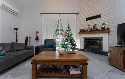 Foça Villalar Bölgesinde Eşyalı Satılık 4+1 Villa