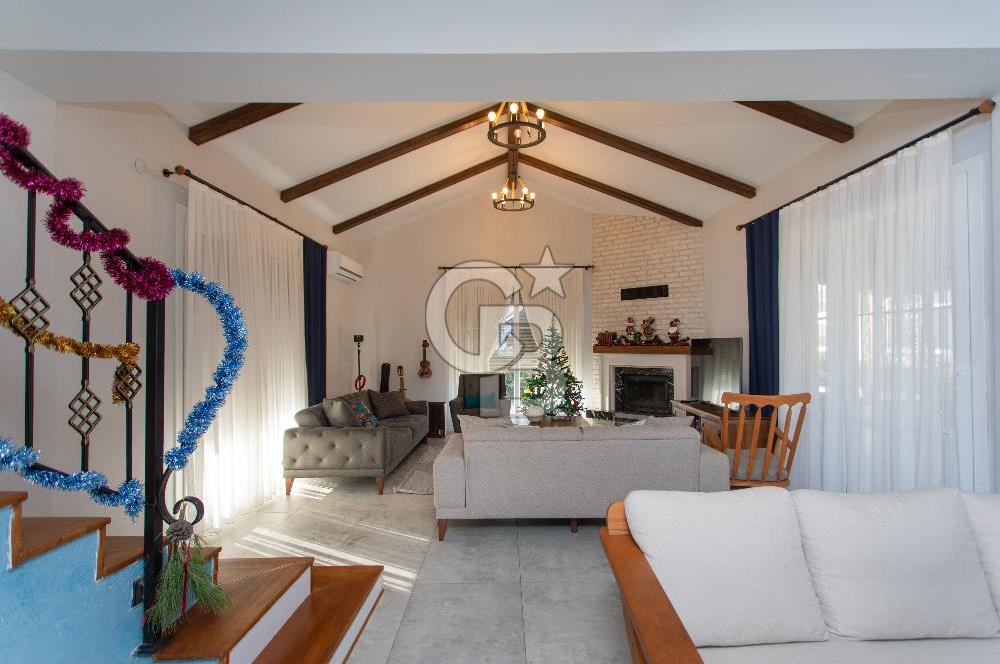 Foça Villalar Bölgesinde Eşyalı Satılık 4+1 Villa