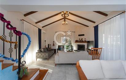 Foça Villalar Bölgesinde Eşyalı Satılık 4+1 Villa