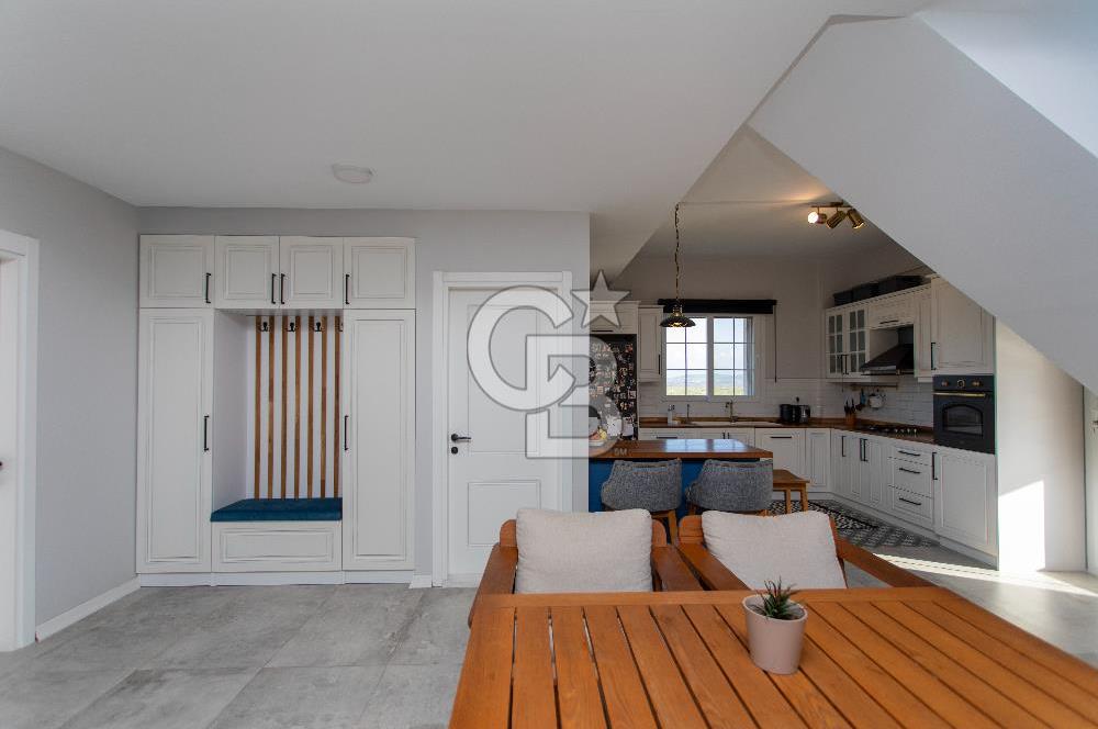 Foça Villalar Bölgesinde Eşyalı Satılık 4+1 Villa