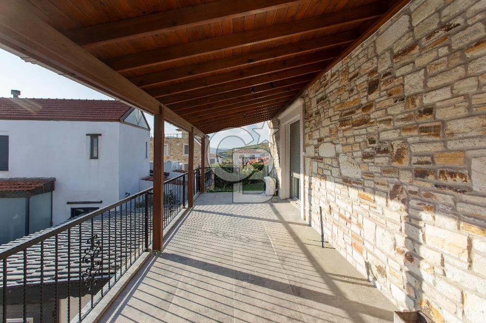 Foça Villalar Bölgesinde Eşyalı Satılık 4+1 Villa