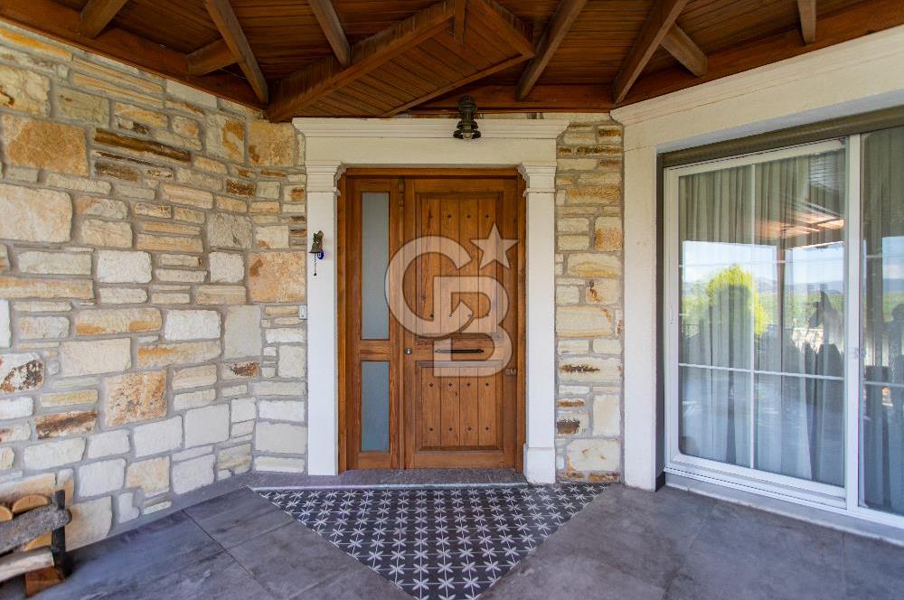 Foça Villalar Bölgesinde Eşyalı Satılık 4+1 Villa