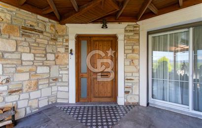 Foça Villalar Bölgesinde Eşyalı Satılık 4+1 Villa