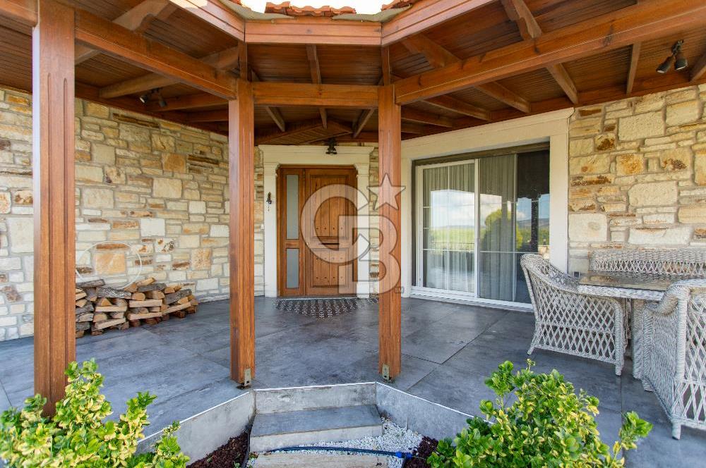 Foça Villalar Bölgesinde Eşyalı Satılık 4+1 Villa