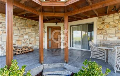 Foça Villalar Bölgesinde Eşyalı Satılık 4+1 Villa