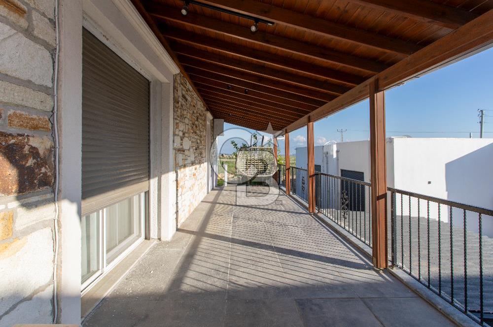 Foça Villalar Bölgesinde Eşyalı Satılık 4+1 Villa