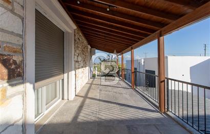Foça Villalar Bölgesinde Eşyalı Satılık 4+1 Villa