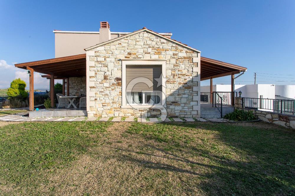Foça Villalar Bölgesinde Eşyalı Satılık 4+1 Villa