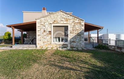 Foça Villalar Bölgesinde Eşyalı Satılık 4+1 Villa