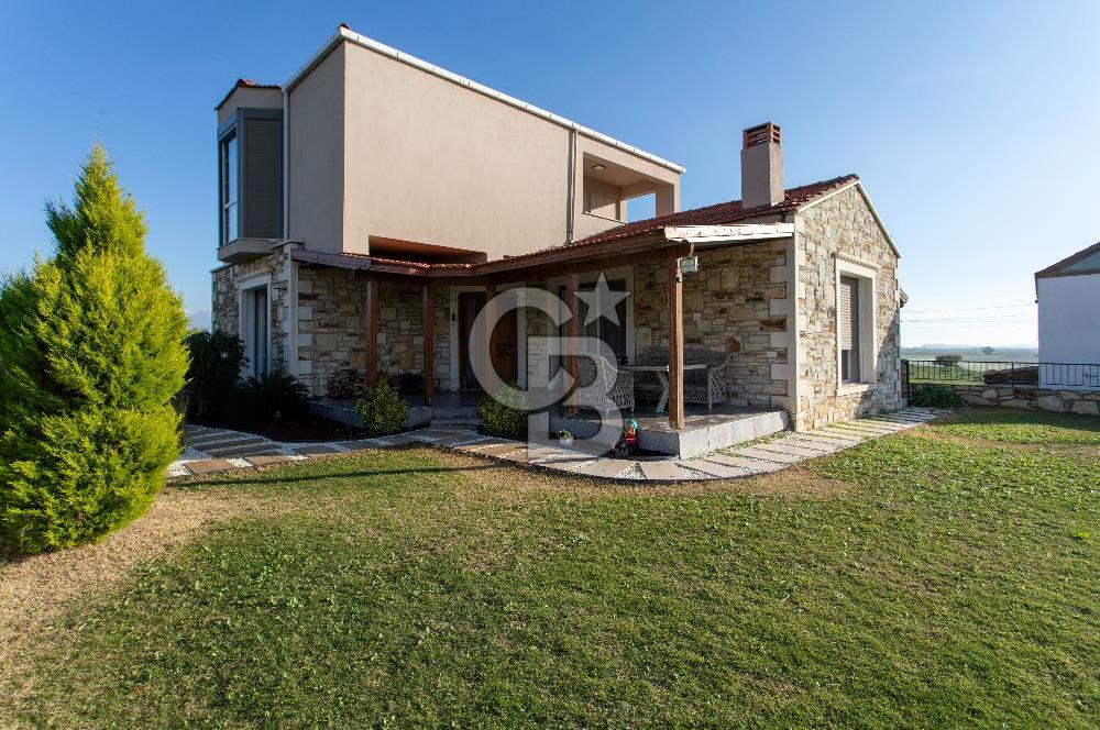 Foça Villalar Bölgesinde Eşyalı Satılık 4+1 Villa