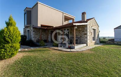 Foça Villalar Bölgesinde Eşyalı Satılık 4+1 Villa