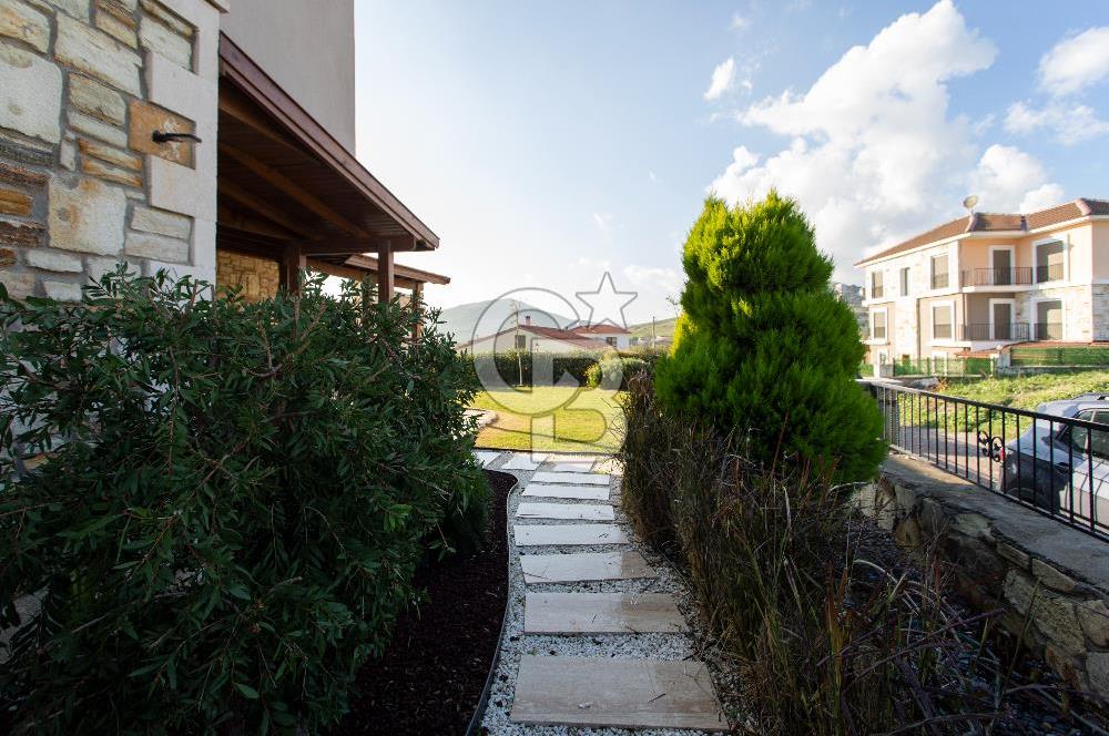 Foça Villalar Bölgesinde Eşyalı Satılık 4+1 Villa