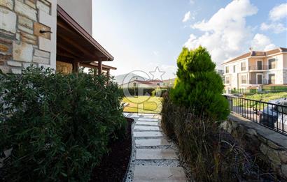 Foça Villalar Bölgesinde Eşyalı Satılık 4+1 Villa