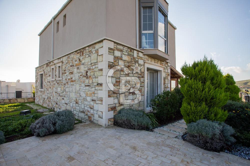 Foça Villalar Bölgesinde Eşyalı Satılık 4+1 Villa