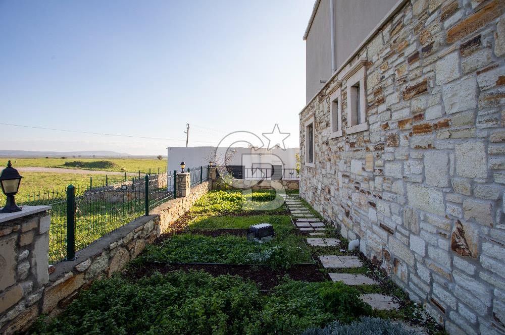 Foça Villalar Bölgesinde Eşyalı Satılık 4+1 Villa