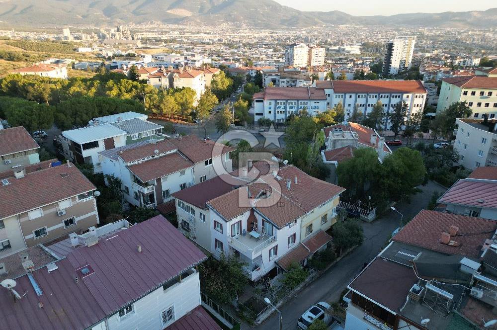 Evka 3' de Satılık Köşe Konumlu Bahçeli Ferah 4+1 Tripleks Villa