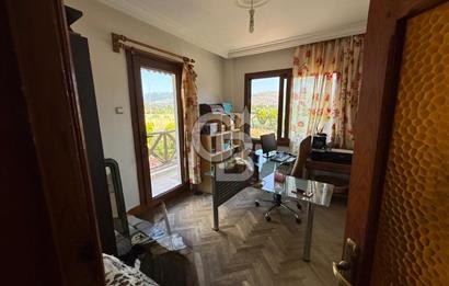 Güzelbahçe Siteler’de Havuzlu Sitede, Denize Yakın Villa