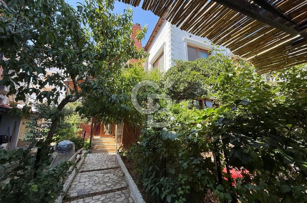 Güzelbahçe Siteler’de Havuzlu Sitede, Denize Yakın Villa