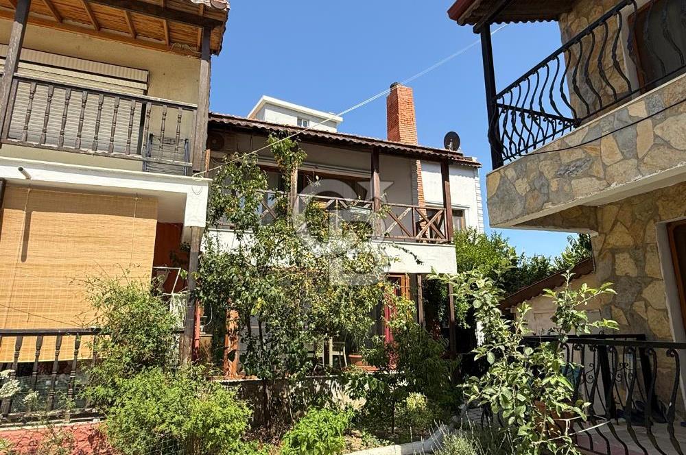 Güzelbahçe Siteler’de Havuzlu Sitede, Denize Yakın Villa