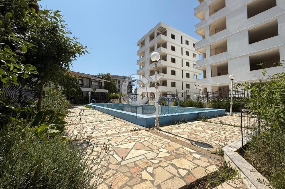 Güzelbahçe Siteler’de Havuzlu Sitede, Denize Yakın Villa