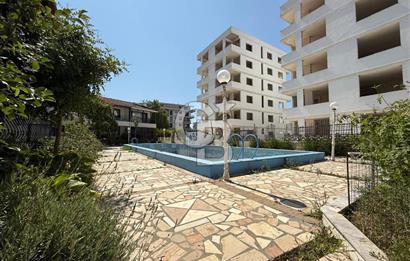 Güzelbahçe Siteler’de Havuzlu Sitede, Denize Yakın Villa