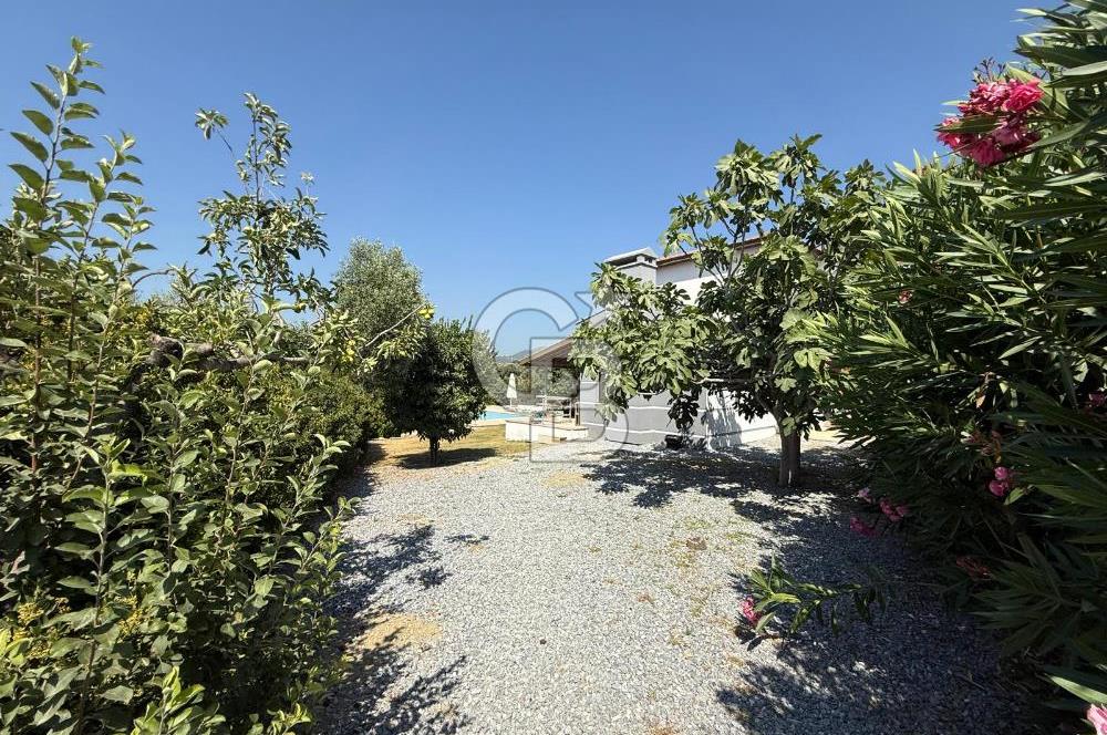 Kuşadası Olivia Sitesinde Doğa İçinde Müstakil Havuzlu Villa