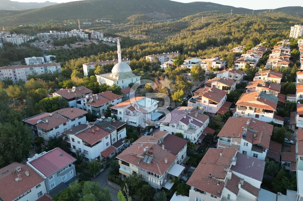 Evka 3' de Satılık Köşe Konumlu Bahçeli Ferah 4+1 Tripleks Villa