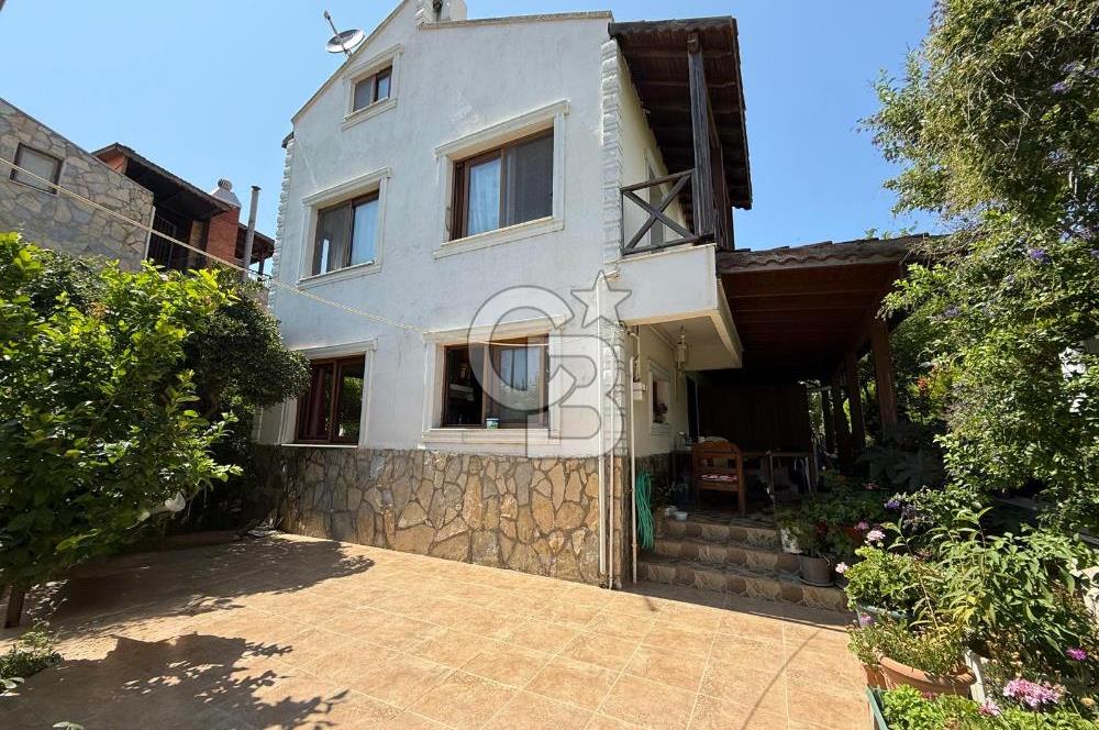 Güzelbahçe Siteler’de Havuzlu Sitede, Denize Yakın Villa