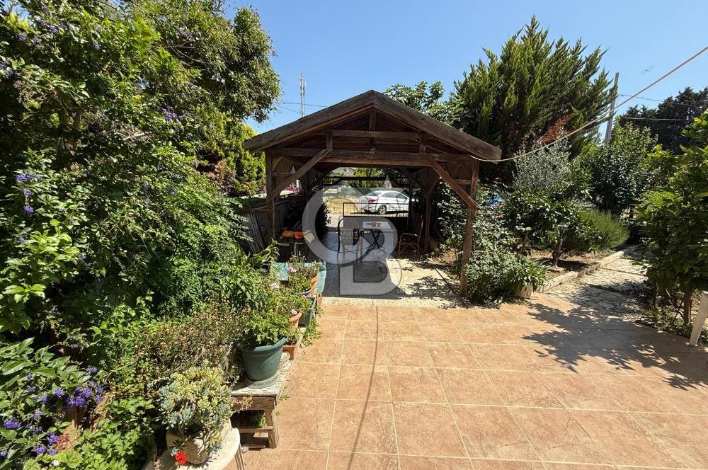 Güzelbahçe Siteler’de Havuzlu Sitede, Denize Yakın Villa