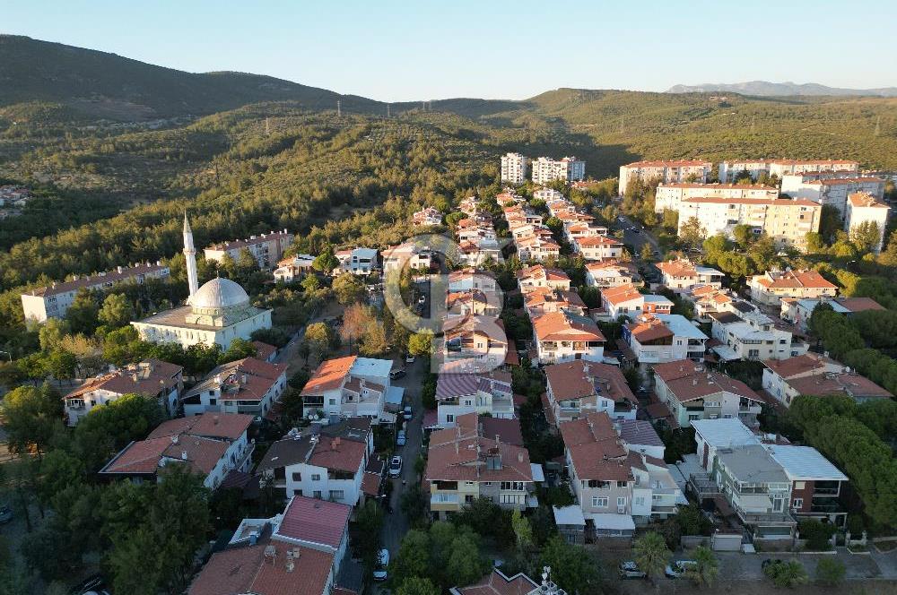 Evka 3' de Satılık Köşe Konumlu Bahçeli Ferah 4+1 Tripleks Villa