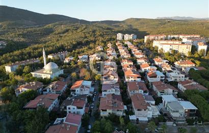 Evka 3' de Satılık Köşe Konumlu Bahçeli Ferah 4+1 Tripleks Villa