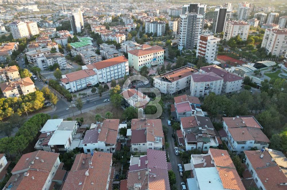 Evka 3' de Satılık Köşe Konumlu Bahçeli Ferah 4+1 Tripleks Villa