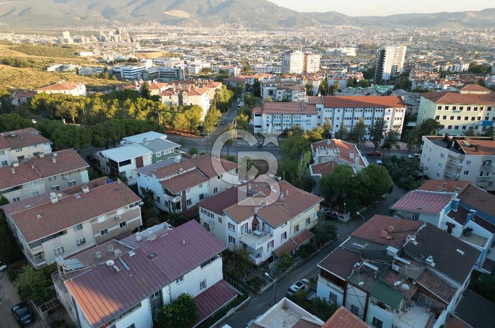 Evka 3' de Satılık Köşe Konumlu Bahçeli Ferah 4+1 Tripleks Villa