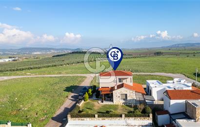 Foça Villalar Bölgesinde Eşyalı Satılık 4+1 Villa