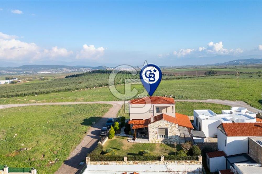 Foça Villalar Bölgesinde Eşyalı Satılık 4+1 Villa