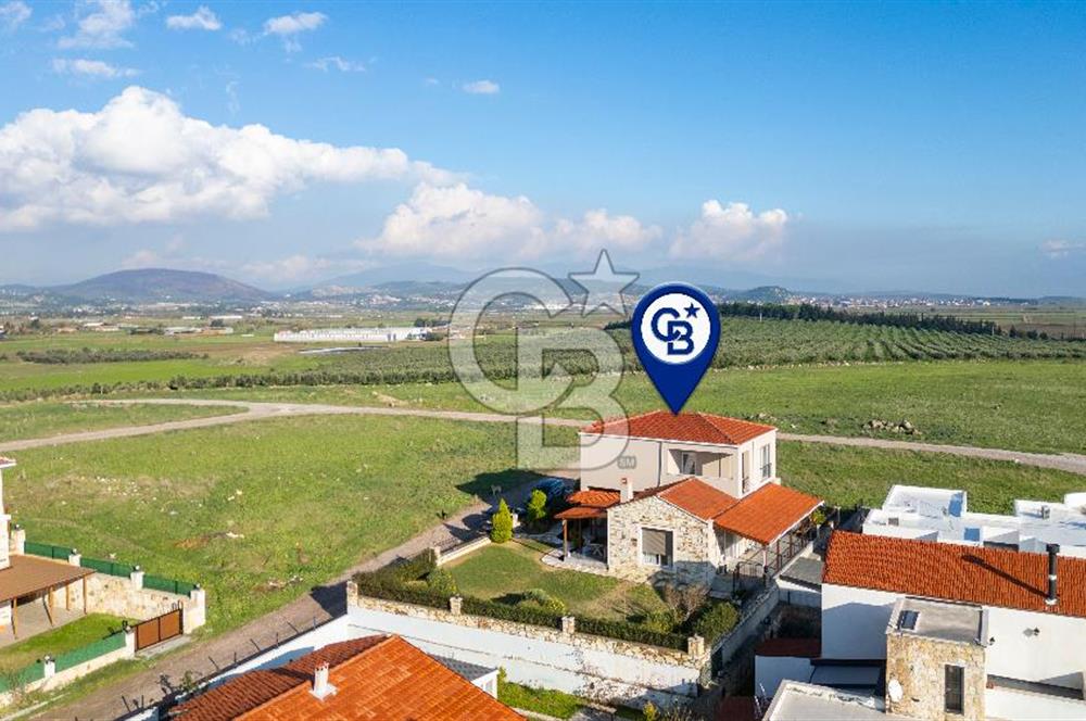 Foça Villalar Bölgesinde Eşyalı Satılık 4+1 Villa