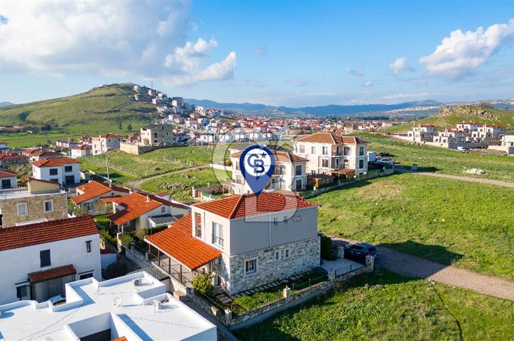 Foça Villalar Bölgesinde Eşyalı Satılık 4+1 Villa