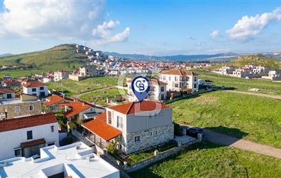 Foça Villalar Bölgesinde Eşyalı Satılık 4+1 Villa