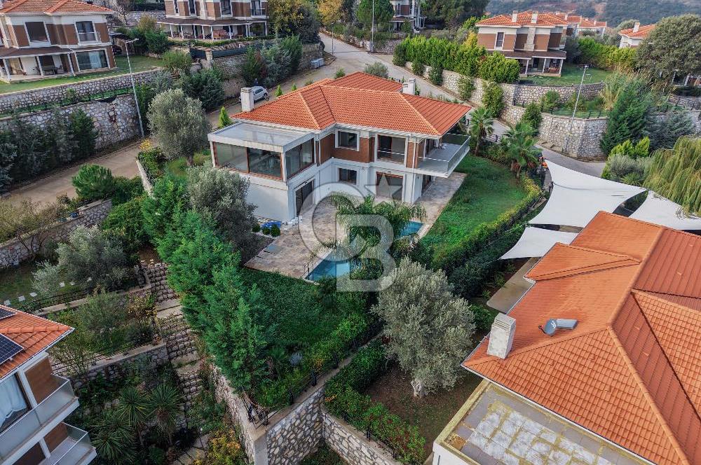 Güzelbahçe Çamlı 5+2 Satılık Havuzlu Villa
