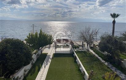 DENİZE SIFIR MUHTEŞEM BAHÇELİ SATILIK VİLLA
